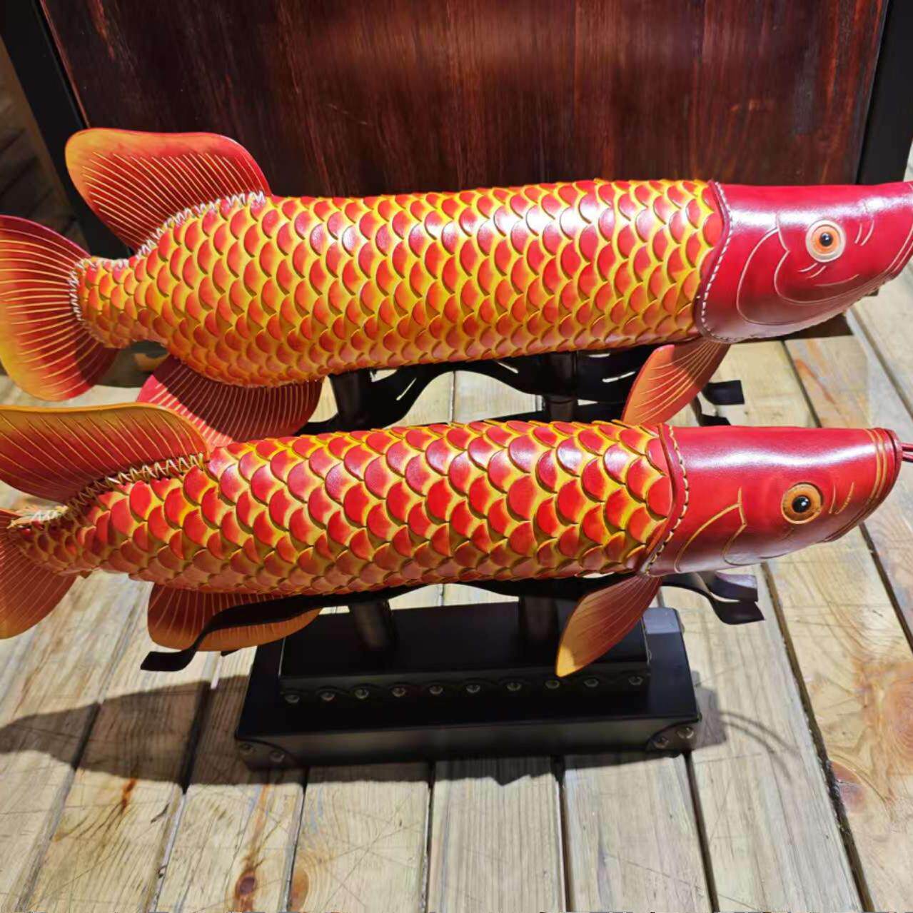 头层牛皮手工皮雕彩绘装饰品实木底座高级感小众金龙鱼店铺摆件