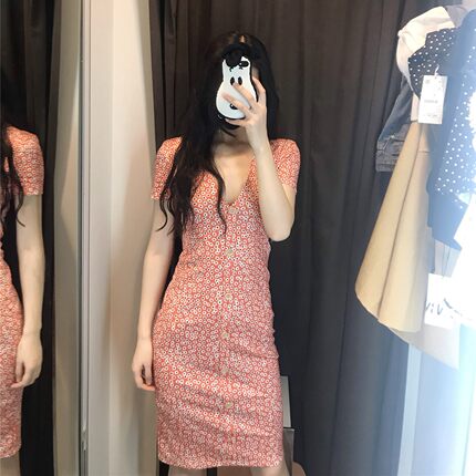 嘟嘟欧美 2021夏季新品V领纽扣饰连衣裙女