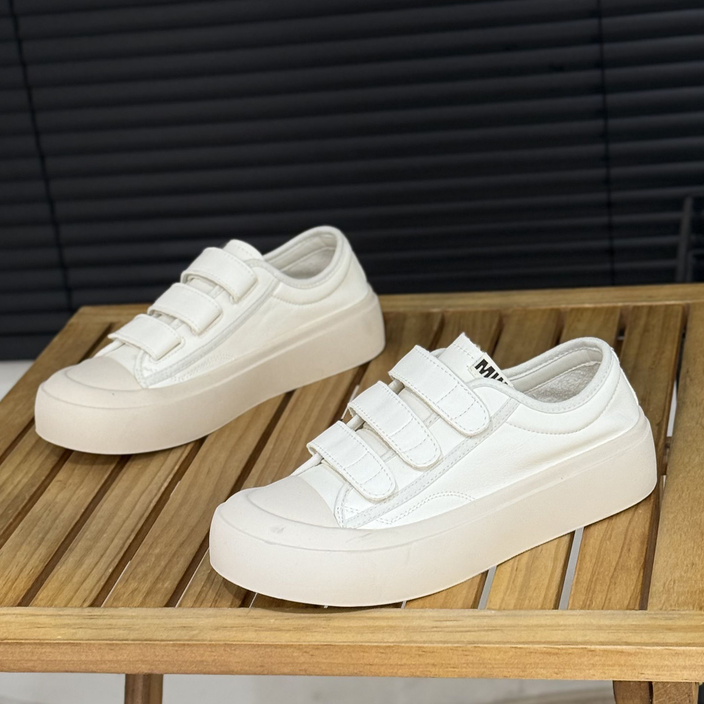 魔术贴真皮小白鞋女2026春季新款透气平底女鞋翘头饼干鞋休闲板鞋