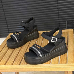 露趾褶皱一字带水钻小个子罗马女鞋 新款 女2026年夏季 8cm坡跟凉鞋