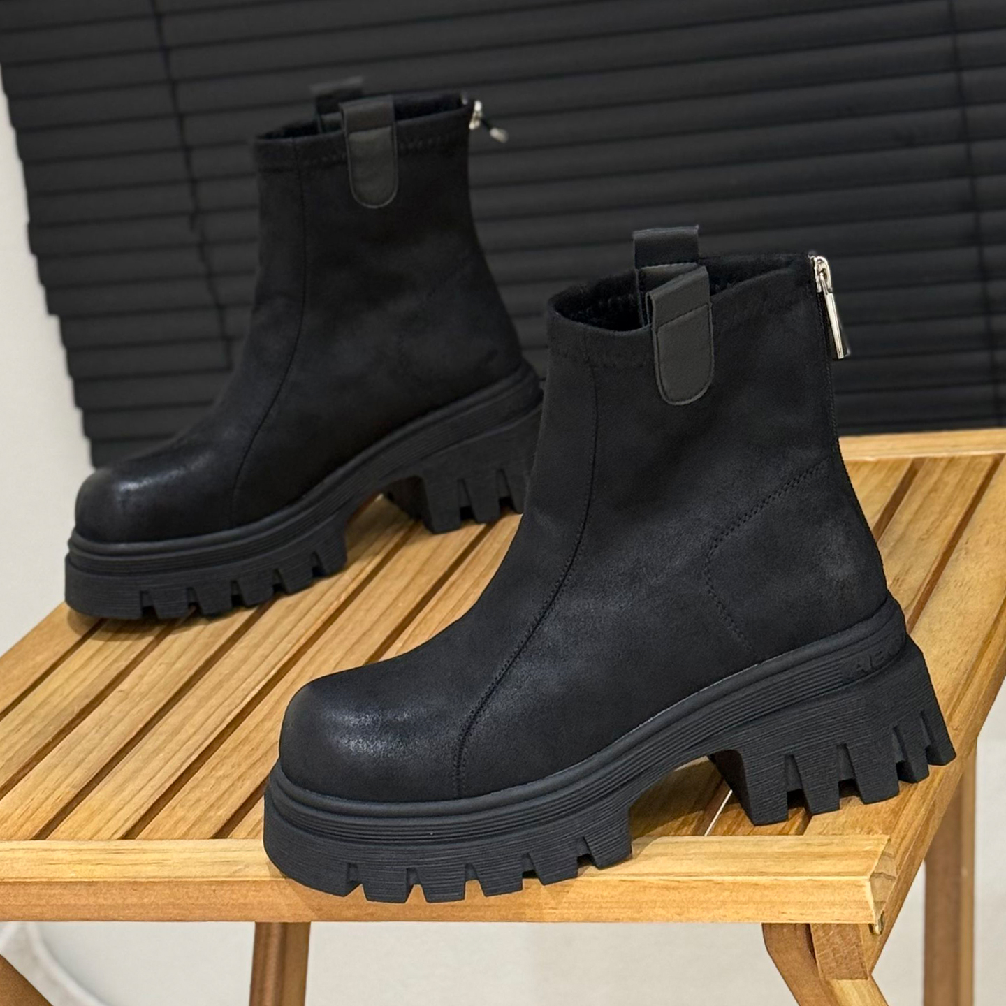 秋冬加绒粗跟马丁靴女绒面短靴子