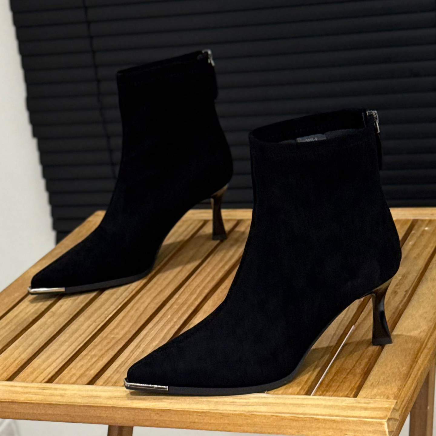 法式高跟短靴尖头细跟绒面时装靴