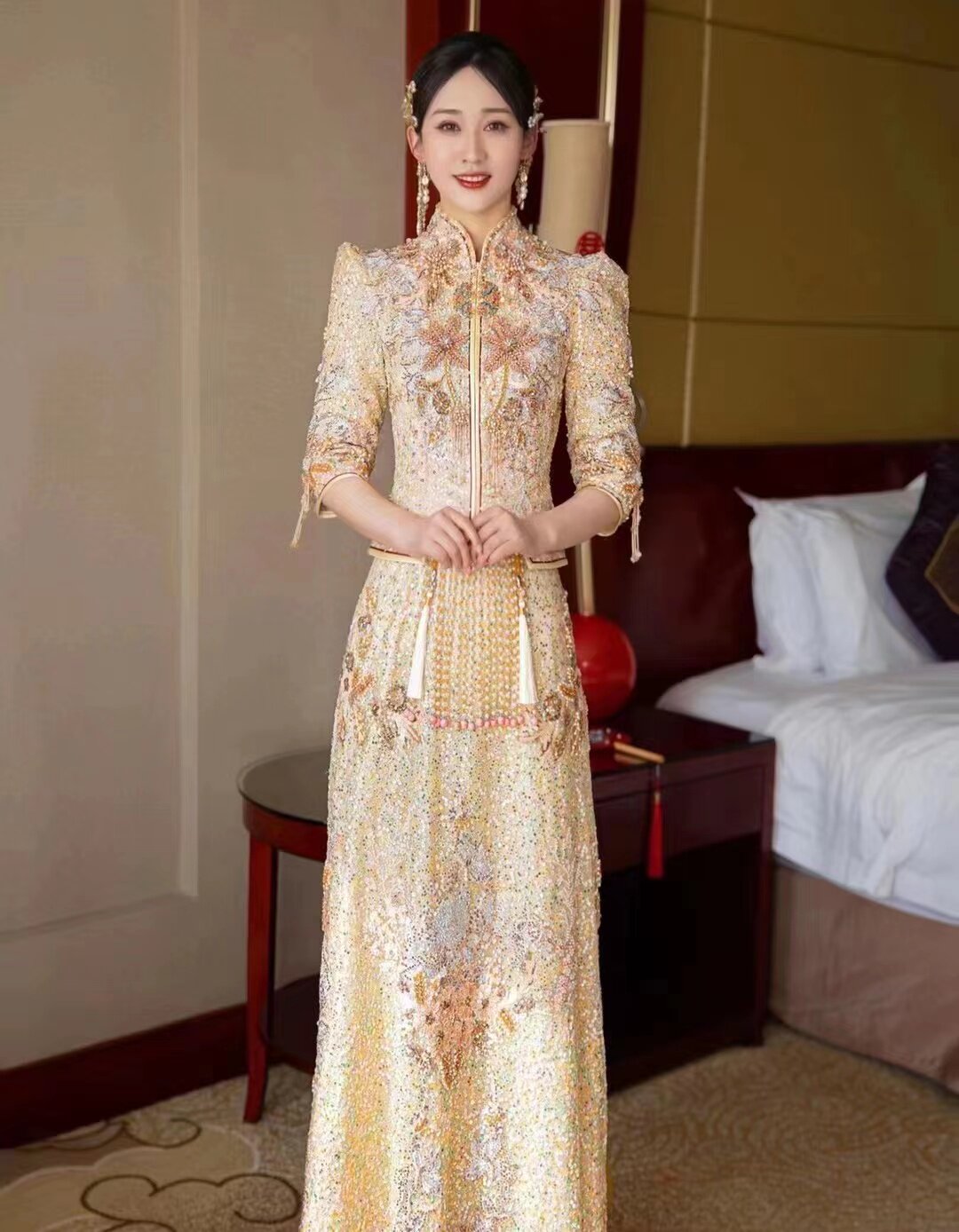 出租设计师品牌金色秀禾服