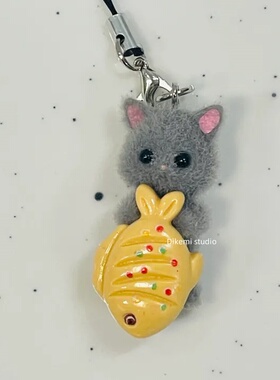 韩国ins小众可爱灰色猫咪抱小鱼钥匙扣包包耳机套airpods挂件饰品