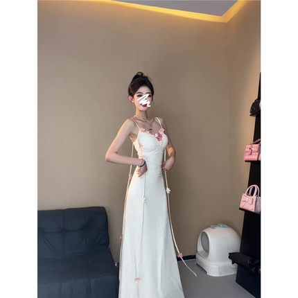 白色吊带连衣裙女2024夏季新款法式气质高级感小众设计感收腰长裙