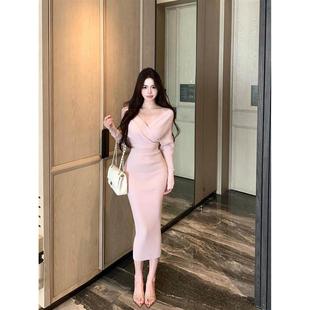 纯欲粉色交叉v领长袖连衣裙女秋冬显瘦收腰针织裙子修身包臀长裙