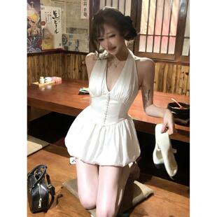 洋气时尚百搭白色挂脖连衣裙设计感女收腰花苞裙显瘦气质短裙