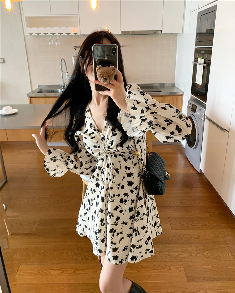 Real price V-neck drawstring floral dress with slim waist and age reduction design