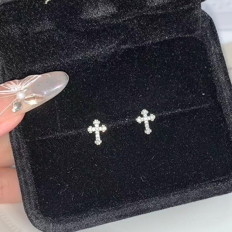 星饰角十字架耳钉女2025新款小众设计感精致耳环超闪学生百搭耳饰