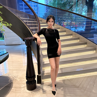 辣妹穿搭短款薄款连衣裙百搭小黑裙高级感镂空圆领短袖包臀裙