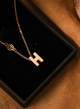 夏天简约大牌H字母吊坠项链女小众轻奢钛钢英文锁骨链2025年新款