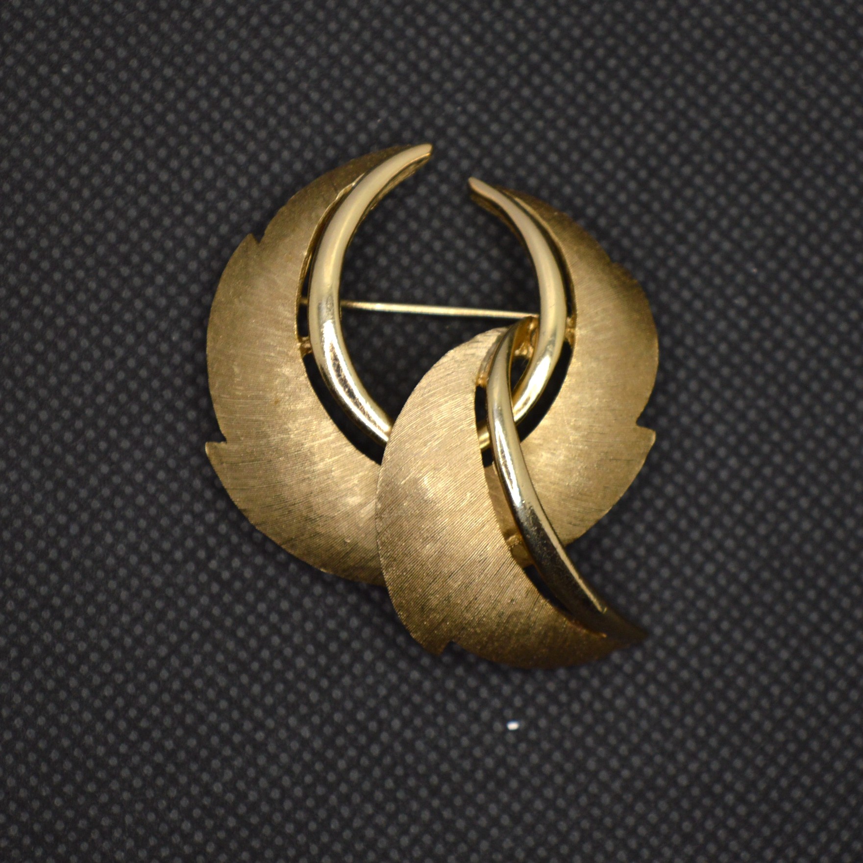 中古 Trifari 翠法丽60s皇冠标金色拉丝胸针 成色好不退换