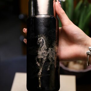 源千裕马年伴手礼黑金纯钛磁吸杯龙马呈祥