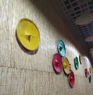 云南花腰傣般般入画三人舞手工艺头饰竹编彩色斗笠舞台道具多色