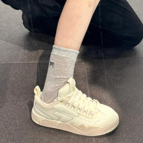 斐乐潮牌运动休闲男女豚跃鞋