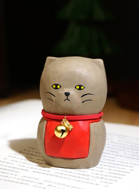 【清仓价】红肚兜铃铛猫手工木雕小摆件工位办公桌面书柜装饰品
