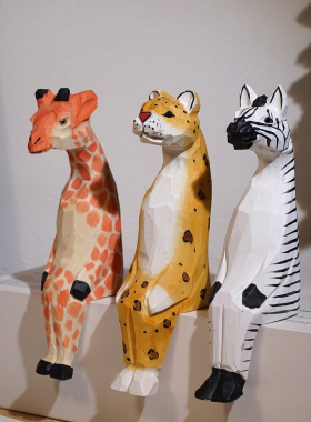 “认真的吃瓜群众”手工木雕摆件