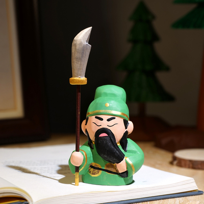 “横扫难关”手工木雕小摆件关公