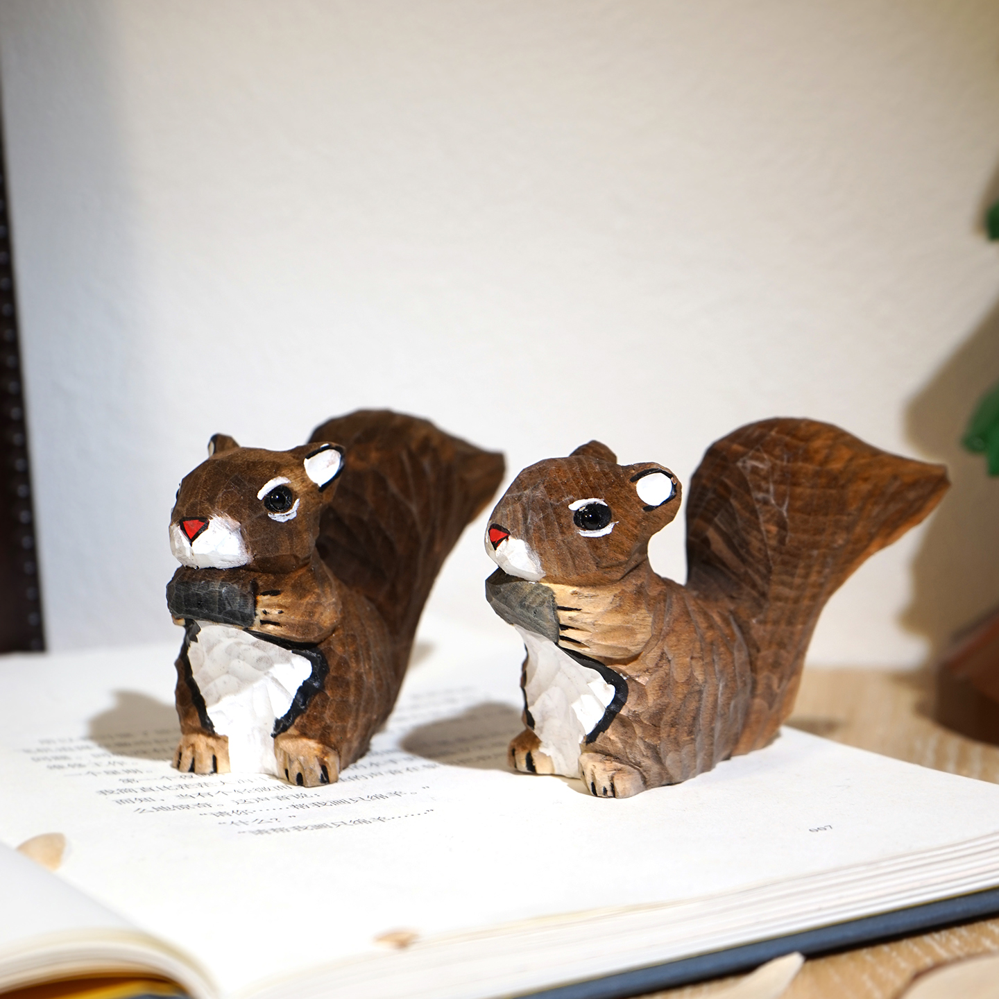 松鼠吃松果手工木雕小摆件可爱动物办公室工位电脑书桌面解压布置