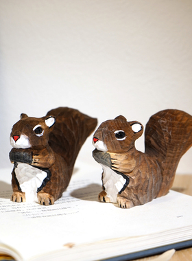 松鼠吃松果手工木雕小摆件可爱动物办公室工位电脑书桌面解压布置