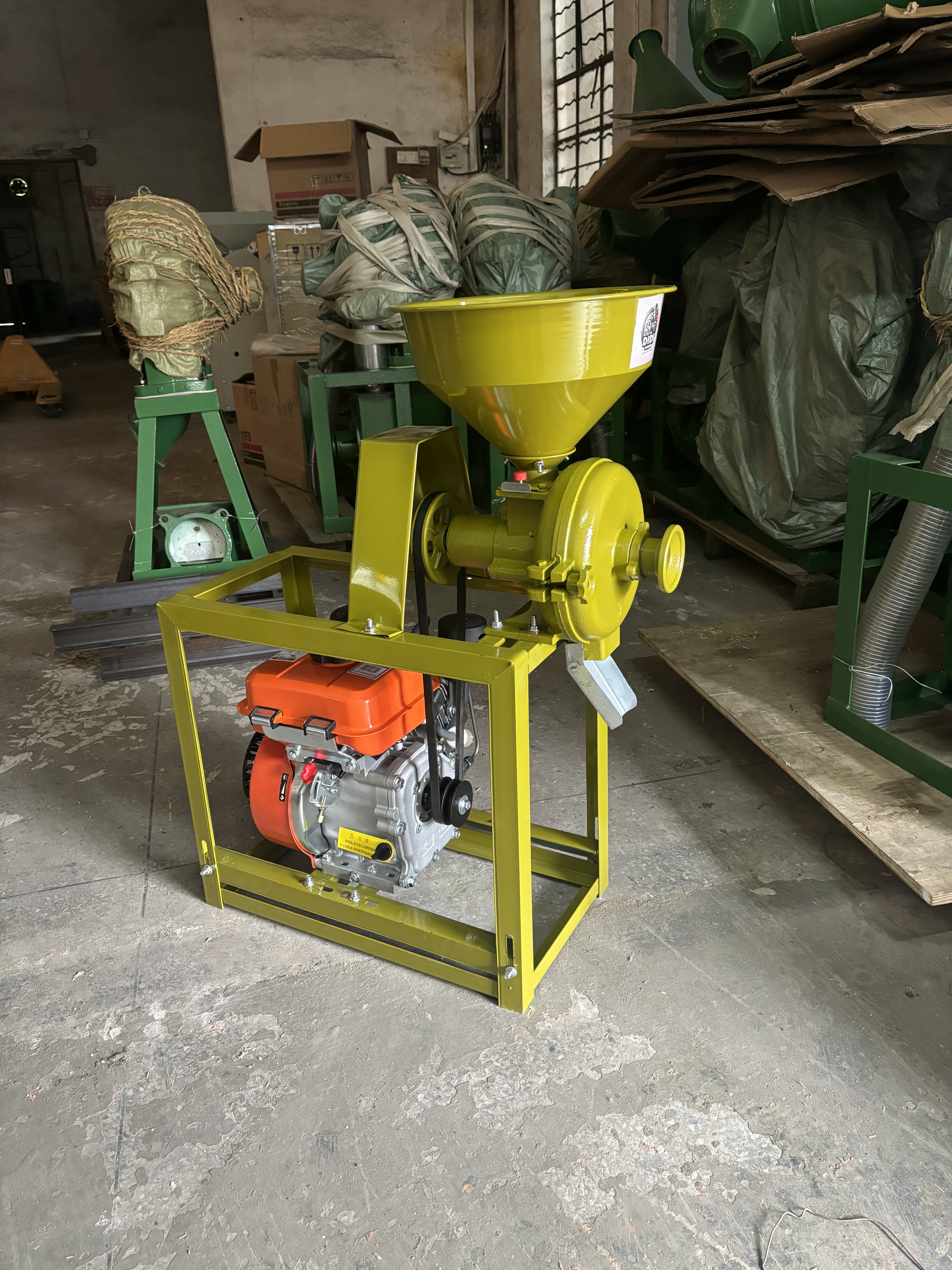 户外加工汽油机磨粉磨浆机香料药材研磨大豆大米玉米磨粉机打粉机