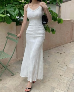 韩国东大门2025夏装纯色V领花边褶皱百搭洋气过膝吊带连衣裙长裙
