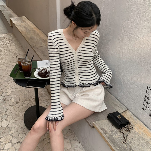 韩国条纹喇叭袖针织衫