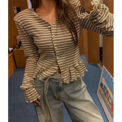 韩国荷叶边裙摆条纹针织衫