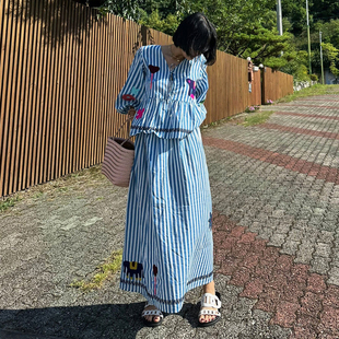 韩国东大门田园风蓝白条纹贴花刺绣V领系带衬衫+松紧腰半身裙套装