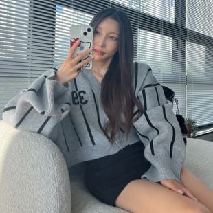 韩国东大门2025秋冬懒惰风宽松竖条纹V领字母针织开衫毛衣外套女