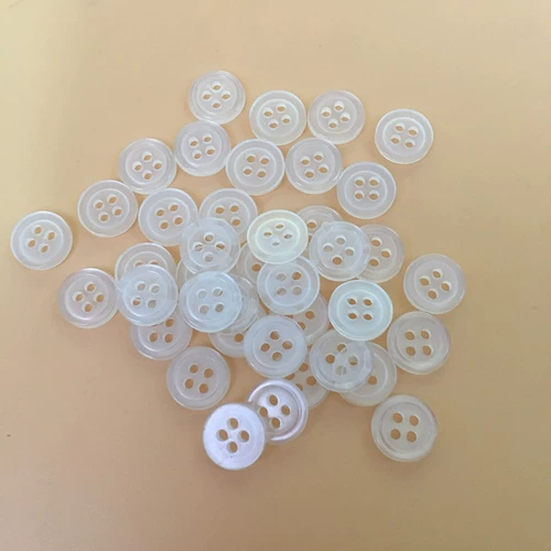 Прозрачные четырех -эй -кнопки, черно -белые круглые рубашки с высоким уровнем