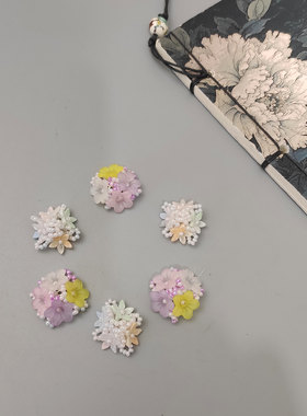 浅色彩色花朵手工串珠装饰配件