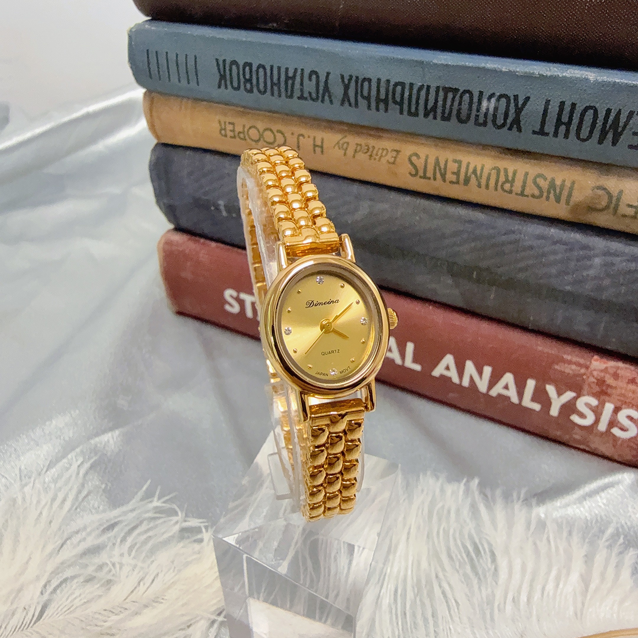 椭圆小表盘中古风女士手表