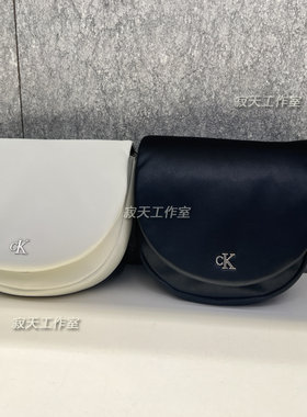 CK女包24年春夏新款简约金属字母翻盖链条单肩手机包马鞍包DP1705