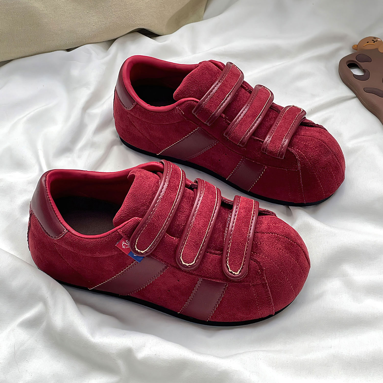 红色低帮时尚潮流魔术贴休闲板鞋