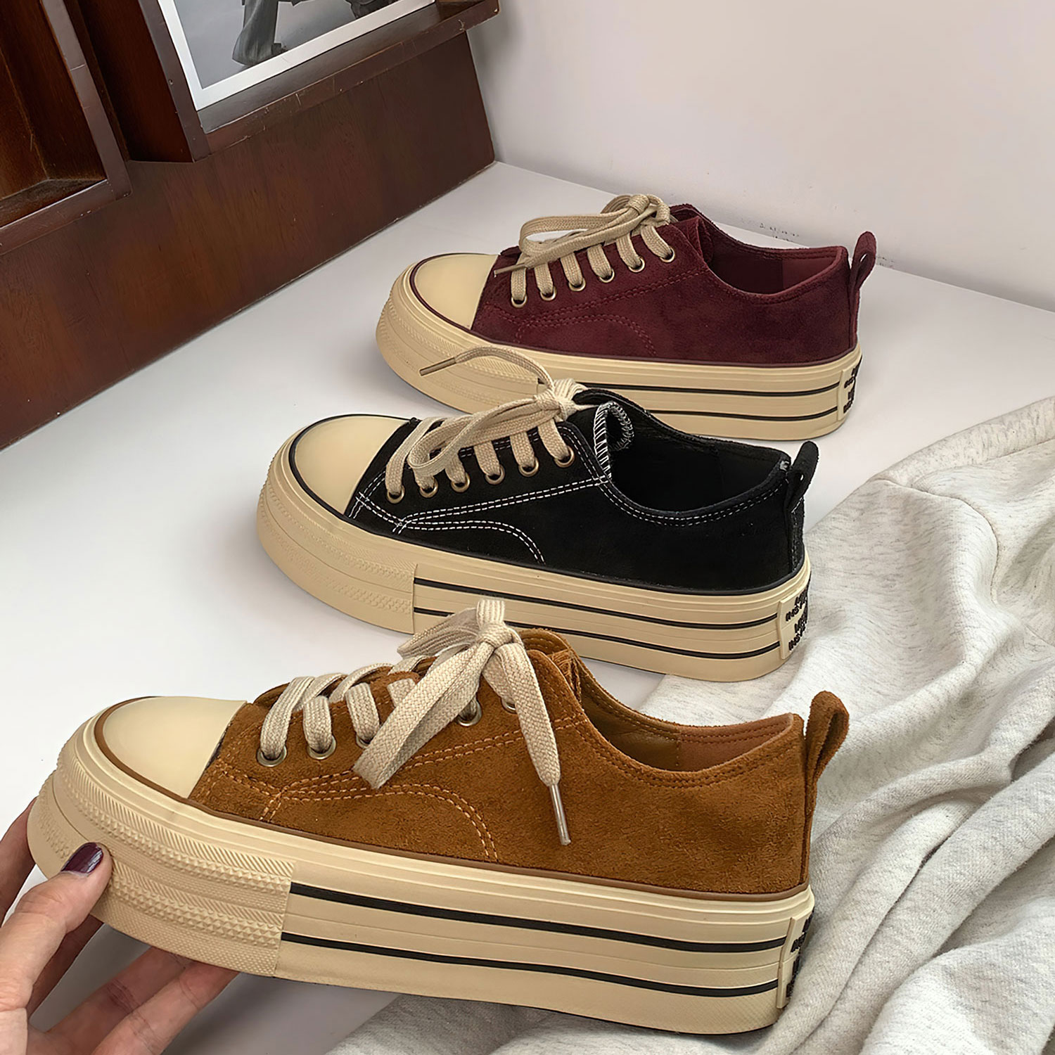 酒红色低帮时尚潮流厚底休闲板鞋