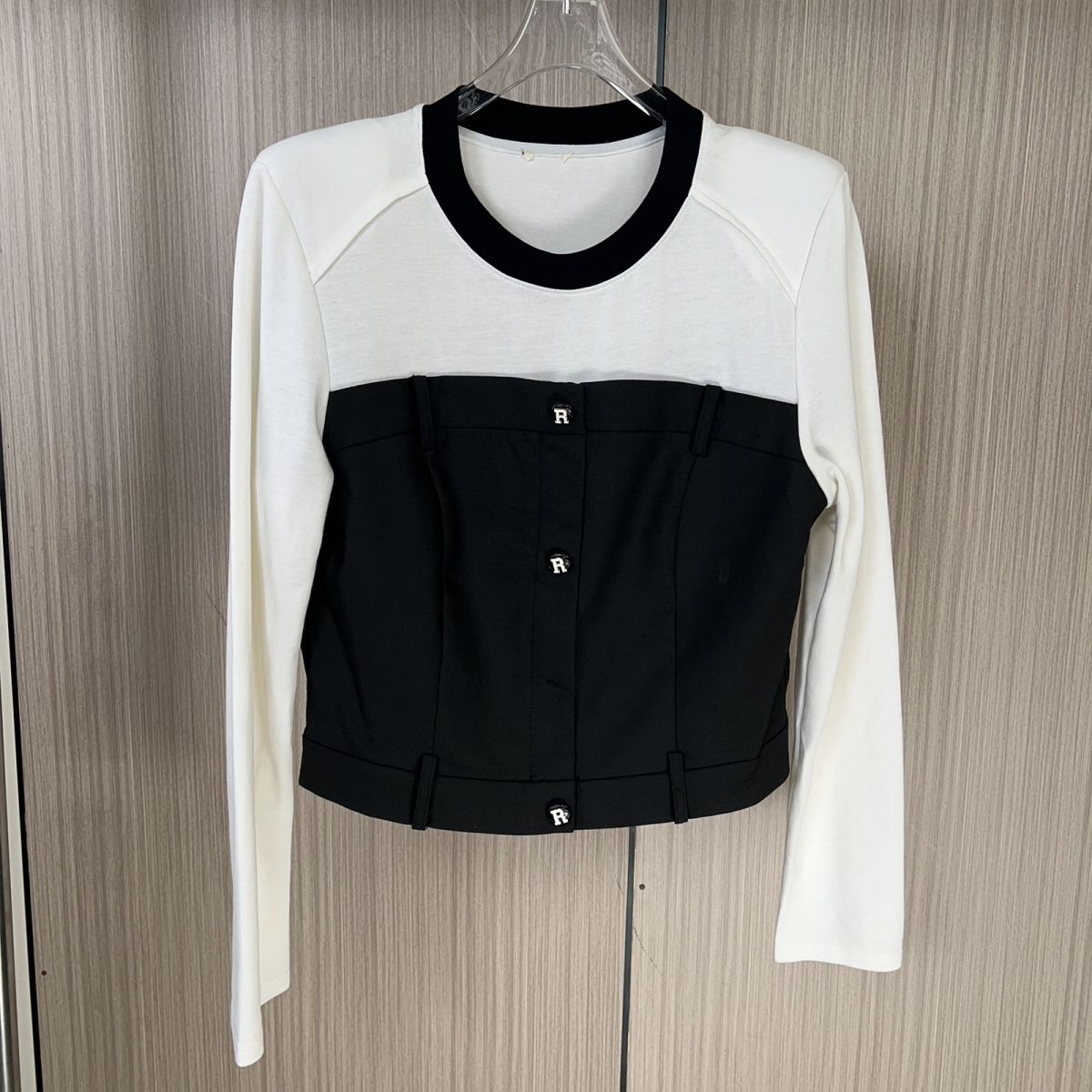 6901品牌撤柜剪标2026秋季新款拼接款长袖套头T恤衫上衣女装短款