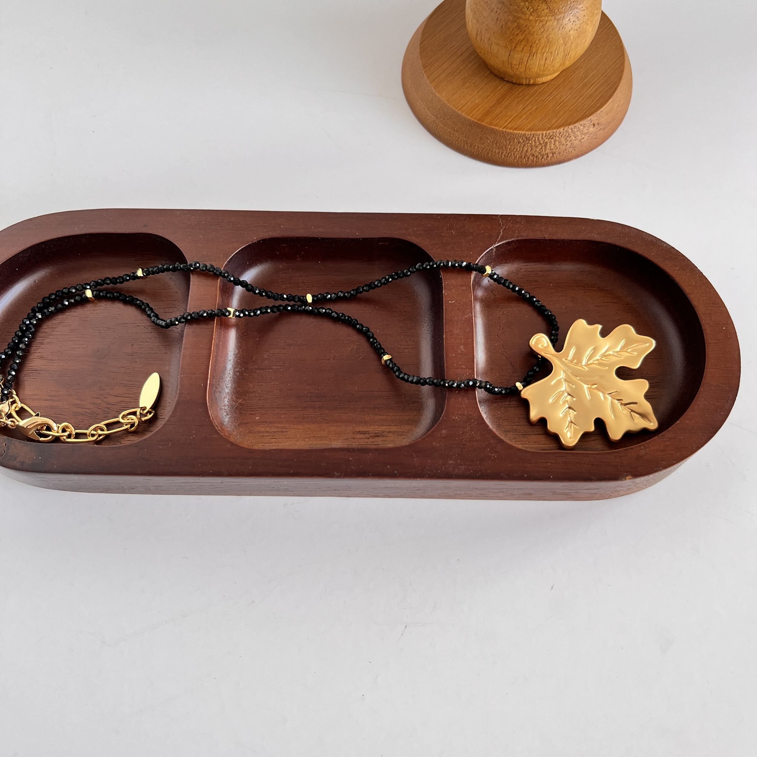 新品黑尖晶石枫叶串珠项链女小众设计高级感气质百搭度假风锁骨链