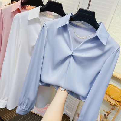 珍珠项链V领长袖醋酸缎面衬衫