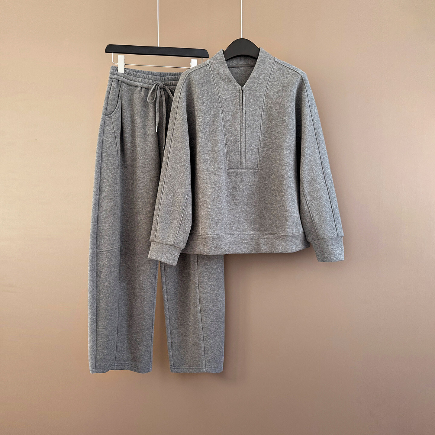 休闲运动套装秋季新款纯色连帽短款卫衣内搭白色背心阔腿裤三件套