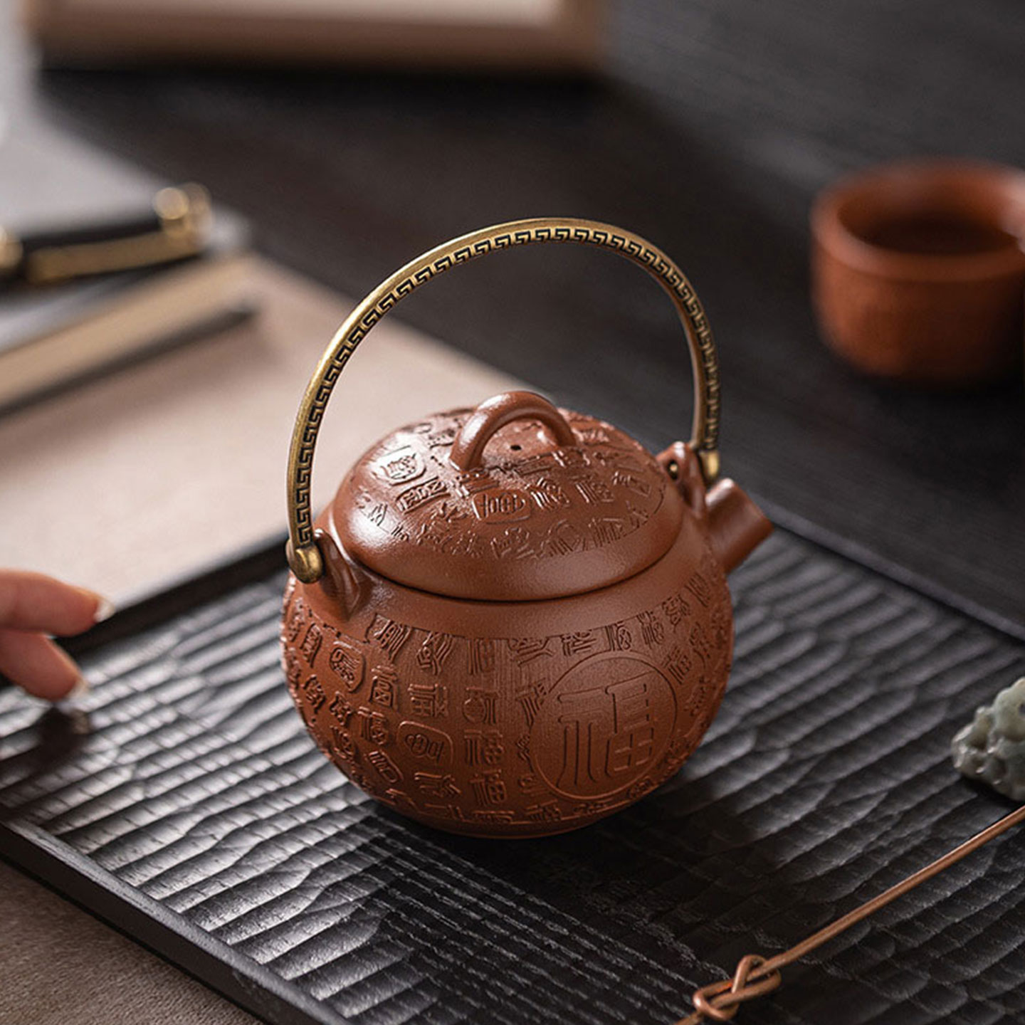 云窝浮雕百福紫砂提梁茶壶