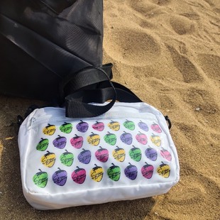 日单库存纪念款草莓白色牛津布防水轻便多层可收纳单肩斜挎包痛包