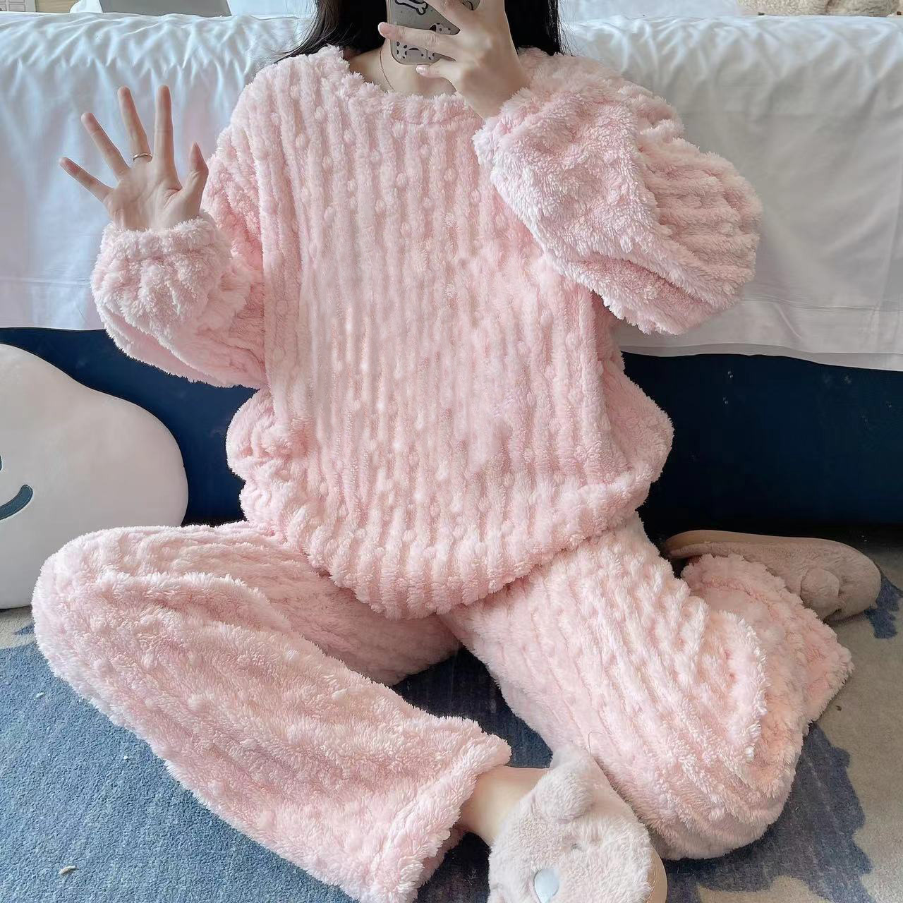 秋冬季法兰绒睡衣女可爱卡通圆领珊瑚绒条纹提花保暖家居服