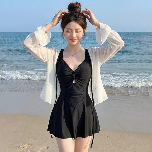 2026新款泳衣女连体裙式长袖防晒高级感保守遮肚显瘦温泉度假泳装