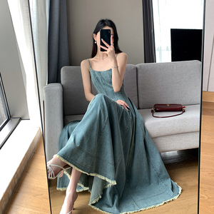 缪可显瘦收腰牛仔连衣裙女2024夏季新款法式吊带裙文艺清新长裙子