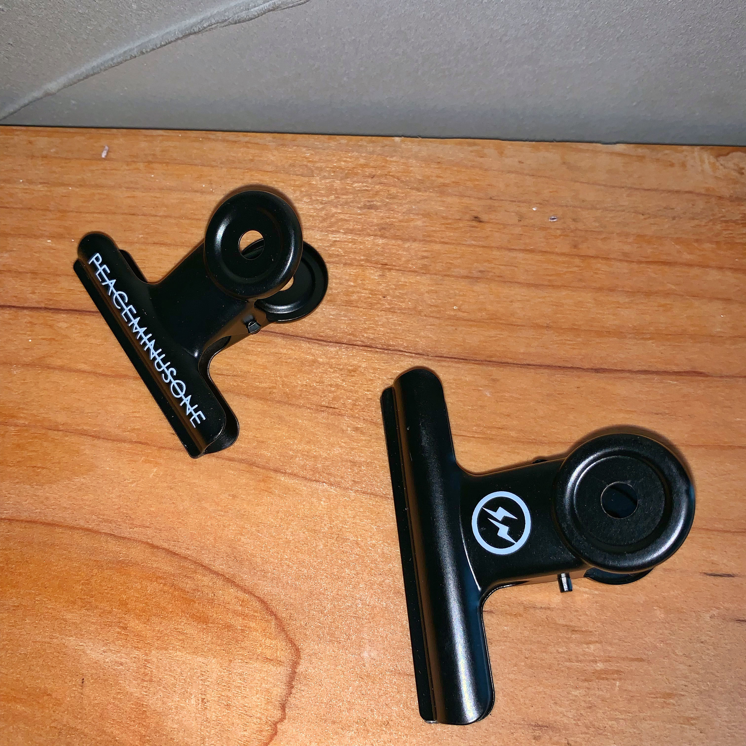 权志龙gd同款ins百搭炫酷联名闪电字母多色金属装饰夹子