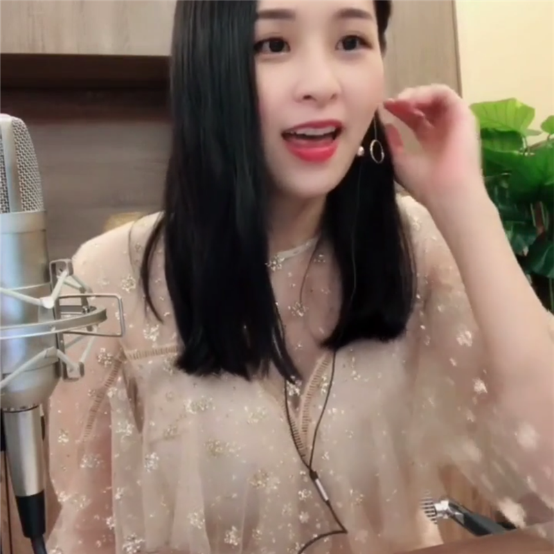 快手网红真真姐 同款泰国潮牌亮钻点缀网纱荷叶边优雅