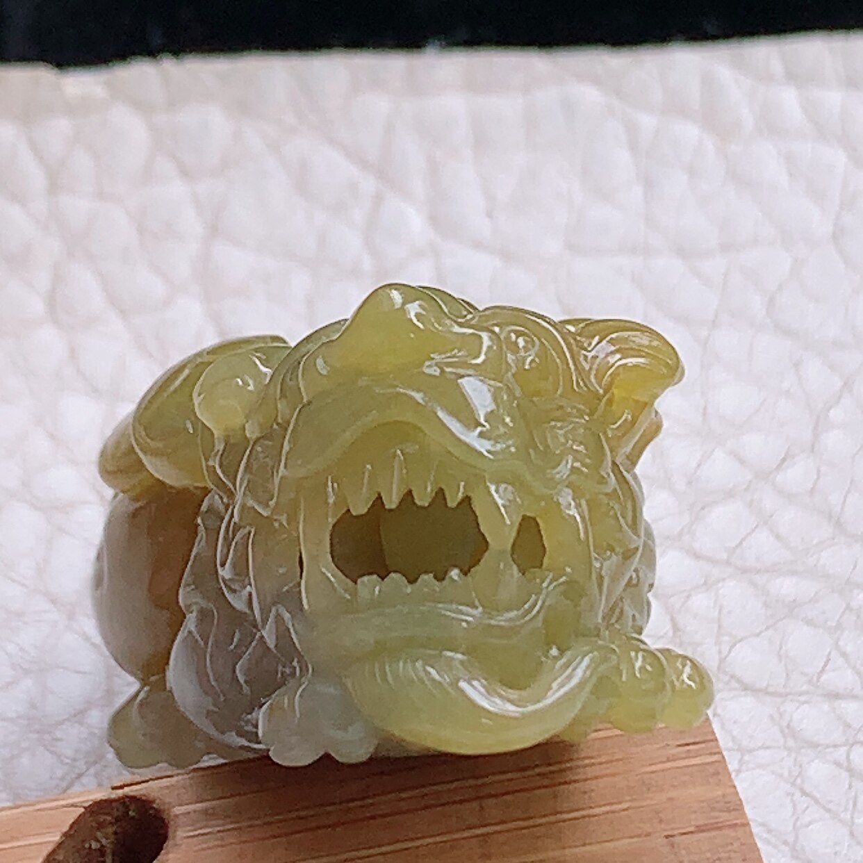 lz实拍37*15.3*17.5天然缅甸翡翠a货冰黄招财貔貔 玉皮休玉吊坠