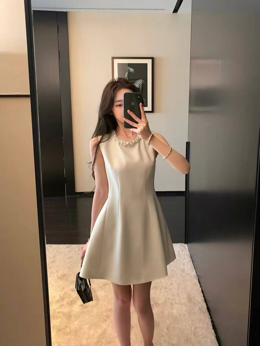 法式珍珠领赫本风连衣裙女气质千金无袖生日礼服小白裙2026夏新款