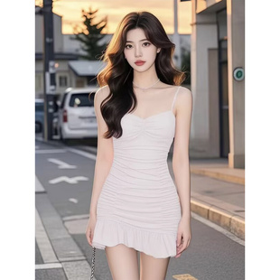 气质性感吊带露肩辣妹白色长袖连衣裙女高级感收腰显瘦短款包臀裙